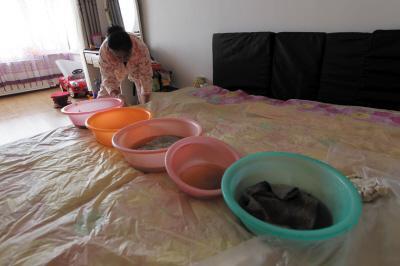 勐海楼上漏水，住户失联，小区没物管，业主维权难！律师来支招……